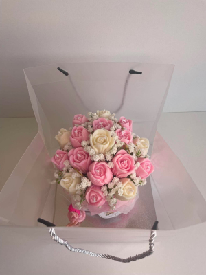 "Różowy sen"

Niezwykły i wykwintny bukiet handmade w stylowym pudełku, który będzie idealnym prezentem na wyjątkową okazję lub eleganckim dodatkiem do wnętrza.
 Skład: 100% naturalny wosk pszczeli oraz ekologiczny wosk the soy (bez sztucznych zapachów, bezzapachowy).
 Wymiary: wysokość — 20 cm, szerokość — 15 cm.
 Szczegóły: kompozycja składa się z 17 uroczych kwiatów (tulipanów), uzupełnionych delikatnym wystrojem. W pełni naturalny skład bez obcych aromatów.
Stwórz przytulną atmosferę i wyjątkowy klimat w każdym detalu! ✨🌷