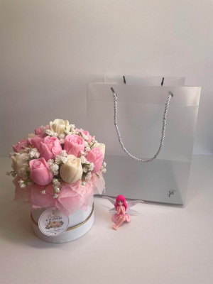 "Różowy sen"

Niezwykły i wykwintny bukiet handmade w stylowym pudełku, który będzie idealnym prezentem na wyjątkową okazję lub eleganckim dodatkiem do wnętrza.
 Skład: 100% naturalny wosk pszczeli oraz ekologiczny wosk the soy (bez sztucznych zapachów, bezzapachowy).
 Wymiary: wysokość — 20 cm, szerokość — 15 cm.
 Szczegóły: kompozycja składa się z 17 uroczych kwiatów (tulipanów), uzupełnionych delikatnym wystrojem. W pełni naturalny skład bez obcych aromatów.
Stwórz przytulną atmosferę i wyjątkowy klimat w każdym detalu! ✨🌷