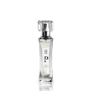                 PARIS, nr 102 P, Perfumy 20 ml

rodzina zapachowa: kwiatowo-cytrusowe

    NUTY GŁOWY: bergamotka, grejpfrut, czarna porzeczka
    NUTY SERCA: brzoskwinia, jaśmin, róża
    NUTY BAZOWE: wanilia, drzewo cedrowe, piżmo


 
 Numer N° 102 to najprawdziwsza płynna esencja szczęścia. Pozwól, aby uderzyła Ci do głowy soczysta czarna porzeczka, przeplatana orzeźwiającą nutą bergamotki i cytrusa. Gdy minie pierwsze oszołomienie, zapach uwiedzie Cię delikatnym jaśminem i kobiecą różą, przykryje słodkim irysem i brzoskwinią, a na koniec otuli zmysłowym połączeniem wanilii i paczuli. Ten zapach to kwintesencja stylu życia Paryżanki, pewnej siebie i ceniącej sobie swoją niezależność.
