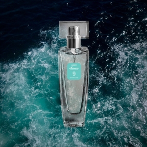 Kolekcja numeryczna, Woda perfumowana, 50 ml, nr 9
 
 Jasny, czysty potok świeżości, cytrusów, owoców, kwiatów - przezroczysty i delikatny zapach osnuwający lekkim obłokiem, rodzi harmonię Twojego wyglądu z otaczającym światem. Ten zapach upiększa kobietę, nie zakłócając jej własnego stylu.

 Rodzina zapachów: oceaniczne

Nuty głowy: mięta, zielony bez, mandarynka
Nuty serca: jaśmin wodny, amarylis, nimfea, biała brzoskwinia, aksamitne Ziarna Raju (rzadka odmiana pieprzu z Gwinei)
Nuty bazowe: piżmo, niebieski cedr, wanilia