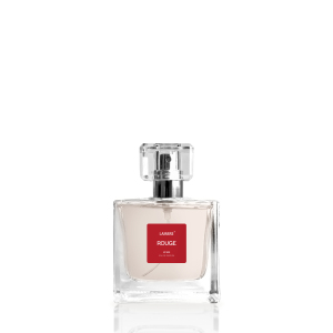           Woda perfumowana Rouge 203, Les Couleurs, 50 ml

RODZINA ZAPACHOWA: KWIATOWO-OWOCOWE

NUTY GŁOWY: Cytron, malina, candy apple

NUTY SERCA: Gardenia, imbir, jaśmin

NUTY BAZY: Wanilia, toffi, piżmo
 
 Jeśli kochasz czerwony, to bez wątpienia jesteś osobą o ognistym temperamencie, pełną pasji i nieujarzmionej energii. To kolor siły, pewności siebie i świadomości własnej wartości. I właśnie taki jest nasz nowy zapach Rouge, który otwiera się mieszanką dojrzałych malin i soczystej cytryny. Gdy przeminie pierwsze uderzenie, aromat uwiedzie Cię nutami gardenii, przeplatającymi się z imbirem i jaśminem. Kompozycję zamyka słodka wanilia i toffi. Ten zapach będzie idealnie podkreślał Twoją ognistą naturę.