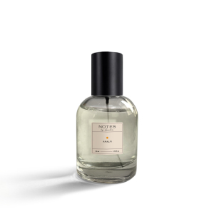                                    Perfumy Amalfi, NOTES, 50 ml

Rodzina zapachowa: drzewno-cytrusowe

Nuty głowy: bergamotka, pomarańcza

Nuty serca: drzewo cedrowe, fiołek

Nuty bazy: wetyweria, piżmo, bursztyn
 
 Każdy zakątek ziemi ma swój zapach, tworzą go ludzie z emocjami i doświadczeniami, płonące oczy, namiętne marzenia. Aromaty Notes to notatki z ich historiami, napisane i wysłane stamtąd przez bliską Ci osobę.

Zamknij na chwilę oczy. Zabiorę Cię w moje ulubione miejsce. Taki zakątek świata, gdzie zawsze świeci słońce, gdzie nad ogrodami niesie się cudowna woń, a wszystkie aromaty wydają się jaśniejsze i bogatsze. To miejsce pachnie pomarańczą, uwodzi fiołkiem i bergamotką…

To miejsce to Amalfi.

Pachnie ogrodami budzącymi się o poranku, figurkami z drewna cedrowego, które zawsze ktoś Ci w tym miasteczku wręczy. Pachnie dębem, mchem, otwiera się jak bukiet najlepszego wina. Chcę znów móc otworzyć takie wino… chcę znów pójść nad morze, wpatrywać się w milczeniu w horyzont. Cały ten wir aromatów i wspomnień zamknięty jest w jednej butelce, dzięki której morze wydaje się być zawsze gdzieś w pobliżu, a Amalfi w zasięgu ręki.