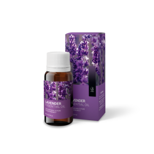 LAMBRE Lavender Essential Oil Lawendowy olejek eteryczny, 9 ml.
Każde 4 zamowienie powyżej 300 zł prezent !
 Niezastąpiony przy problemach z zasypianiem, pomaga też zredukować przemęczenie, stres i niepokój.
Masaż z jego użyciem jest często wskazywany jako skuteczny środek łagodzący bóle menstruacyjne, a jego inhalacja jako sposób na zmniejszenie bólu głowy i migreny.
Posiada też właściwości przeciwzapalne, przeciwgrzybiczne, antyseptyczne i antybakteryjne.
 Metoda produkcji i pochodzenie.
 Destylacja parowa - w większości przypadków uznawana za najlepszą metodę. Polega na umieszczeniu w destylatorze wody i aromatycznej rośliny. Wodę doprowadza się do wrzenia, aż zacznie parować. To właśnie ta para „wyciąga” olejek eteryczny z rośliny. Po separacji, para zawierająca olejek zostaje schłodzona w skraplaczu, gdzie znów przybiera postać cieczy.

Nasz olejek lawendowy jest produkowany – oczywiście! – z lawendy hodowanej we Francji.
 
 Sposób użycia.
 KĄPIEL: 10-15 kropli do wanny wypełnionej wodą.
MASAŻ: 2-6 kropli na łyżkę oleju np. z pestek winogron, słodkich migdałów, arganowego, awokado).
KOMINEK AROMATERAPEUTYCZNY: 10-15 kropli do miseczki wypełnionej wodą.
NIE STOSOWAĆ nierozcieńczonych olejków na skórę!
Przeciwwskazania: Olejków nie należy pić ani stosować będąc w ciąży, u dzieci do lat 3, w razie alergii na nie oraz podczas opalania i solarium.