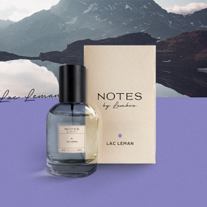 Perfumy Lac Leman, NOTES, 50 ml

 Powietrze jest przesiąknięte podekscytowaniem, zapałem, gorącym pragnieniem zwycięstwa - rozpoczynają się regaty żeglarskie Bol d'Or Mirabaud na jeziorze Lac Leman.

Cel zawodów to jak najszybsze przedostanie się tam i z powrotem między dwoma krańcami Lac Leman, które sami Szwajcarzy nazywają morzem. Regaty zgromadziły żeglarzy z całej Europy, a ja oglądam je ze statku Lausanne, który na jeden dzień zamienił się w pływające trybuny dla kibiców.

Wiatr niesie świeży aromat jabłek i mchu dębowego - brzeg jeziora jest gęsto zadrzewiony. Piszę do Ciebie te słowa drżącymi rękoma – kto by się domyślił, że duch rywalizacji aż tak bardzo porwie mnie swoją szaloną energią.

Regaty się skończyły, a ja obserwuję zachód słońca w Montreux, najpiękniejszym mieście nad brzegiem Lac Leman. Jezioro mieni się wszystkimi odcieniami fioletu, a sama woda daje niespotykane poczucie spokoju i wolności.

Rodzina zapachowa: szyprowo-kwiatowe

Nuty głowy: bergamotka, różowy pieprz, szyszkojagoda, zielone jabłko
Nuty serca: paczuli, skóra, jaśmin
Nuty bazy: bursztyn, dębowy mech, piżmo